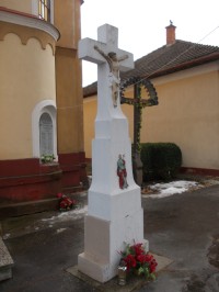 kamenný kríž u kostola