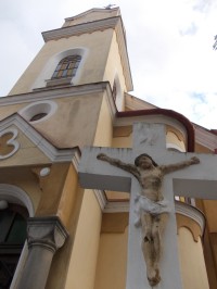 veža kostola a kamenný kríž