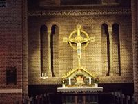 oltár s krížom