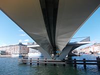 plavba pod mostom Inderhavensbroen