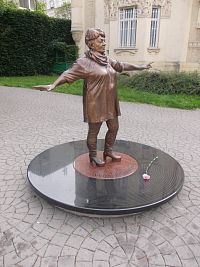 Ostrava - Husův sad - socha Věry Špinarové