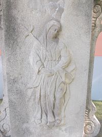 reliéf Panny Marie na podstavci kríža