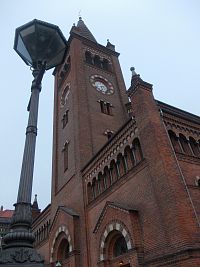 veža kostola a lampa