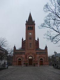pohľad na kostol s vežou