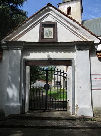 vstupná brána ku kostolu