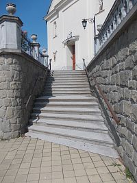kamenné schodisko ku kostolu