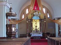 hlavný oltár, vľavo kazateľnica