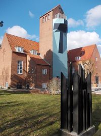 kostol a železná socha