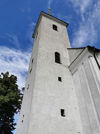 predsunutá veža kostola