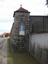 kaplnka Panny Márie v múre cintorína