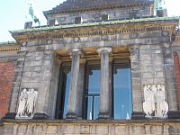 výzdoba - sochy a stĺpy Kampmannovej budovy
