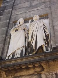 sochy v priečelí Kampmannovej budovy