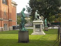 sochy v parku u múzea