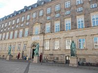 sochy pred budovou  Christiasborgu