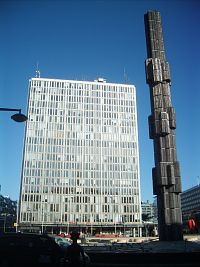 obelisk a výškova budova