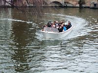 loďka s turistami