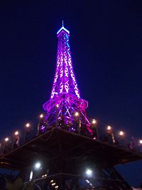 veža meniaca farby, tak ako aj tá v Paríži