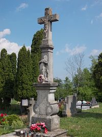 kamenný kríž na cintoríne