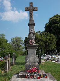 kamenný kríž pred kostolom