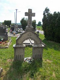 zaujímavý pomník na cintoríne