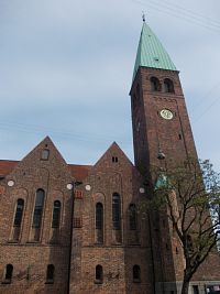kostol s predstavanou vežou