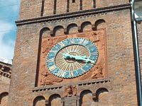 zdobený ciferník vežových hodin