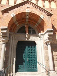 vchod do lode kostola