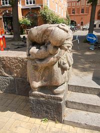 socha pri vstupe na námestie