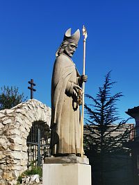 socha sv. Medarda pred kostolom
