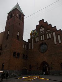 kostol - veža a vstup do kostola so zdobeným priečelím