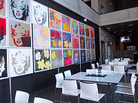 kaviareň s plagátmi od Andy Warholu, obíľúbeného umelca mojich dcér