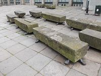 kamenné lavičky