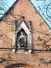 socha sv. Alžbety Uhorskej starajúca sa o chorého