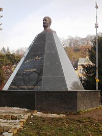 pomník s bustou J. Payera