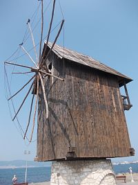 drevený mlyn na podstavci