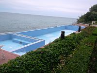 bazén pred hotelom Oazis
