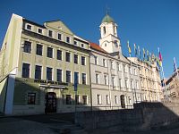 severná časť námestia - Mydlárna u zámku, Stará radnica, Nová radnica