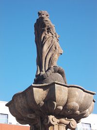 socha Panny Marie nad hornou miskou