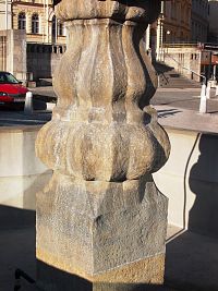 kamenný stĺp kašny