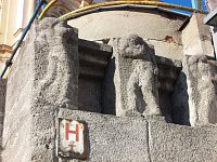 sochy v múre kašny Hlavy