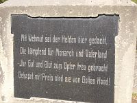 nápis v nemčine v dolnej časti pamätníka