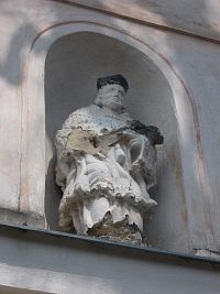 socha Jána Nepomuckého v niké nad vchodom