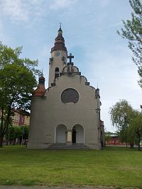 južné priečelie kostola s hlavným vchodom