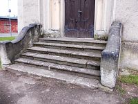 schody k vchodu do veže kostola