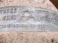 Davidiva hviezda a nápis v češtine a hebrejčine