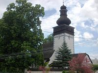 veža kostola so zeleňou