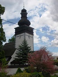 veža kostola s drevenou pavlačou a cibuľovitou strechou