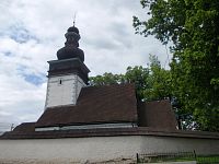 šindľová strecha kostola a veža