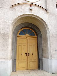 hlavný vchod do lode kostola