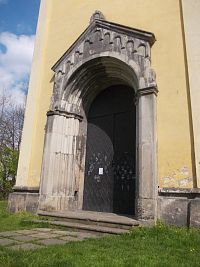 zaklenutý portál vstupu do kostola